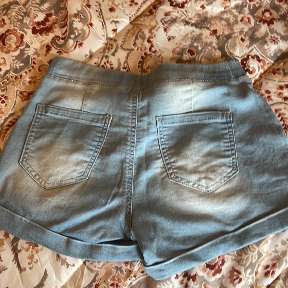 Shorts - Picture 2 of 3